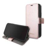 variatie Guess Iridescent Book Telefoonhoesje iPhone 12 Pro en 12 – Rose Goud