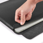 Genuine leather MacBook sleeve 16 inch – Zwart - 4